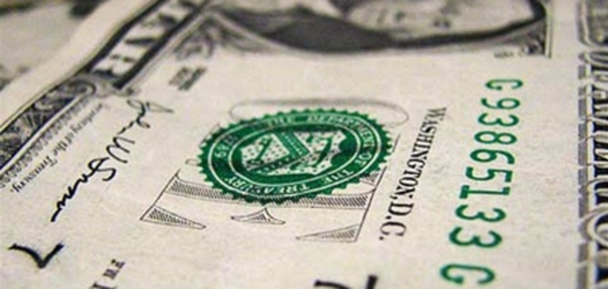 Во время новогодних праздников банки будут продавать доллар в особом режиме