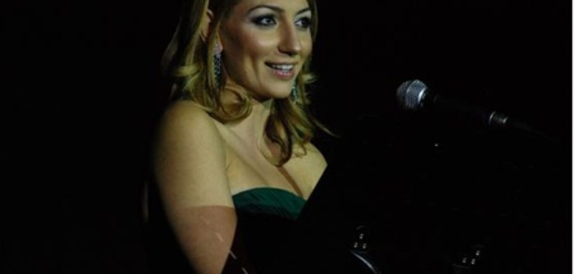 Дочка нардепа Мхітаряна взимку носить рвані джинси. Фото