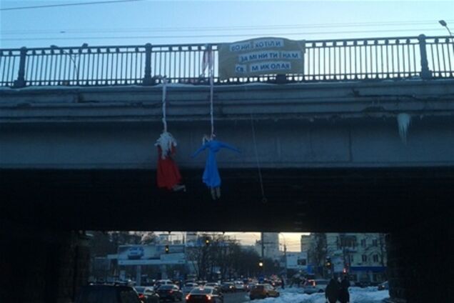 В Киеве 'повесили' Деда Мороза. Фото. Видео