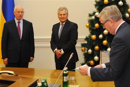 Азаров провів вечір з Коксом і Кваснєвським