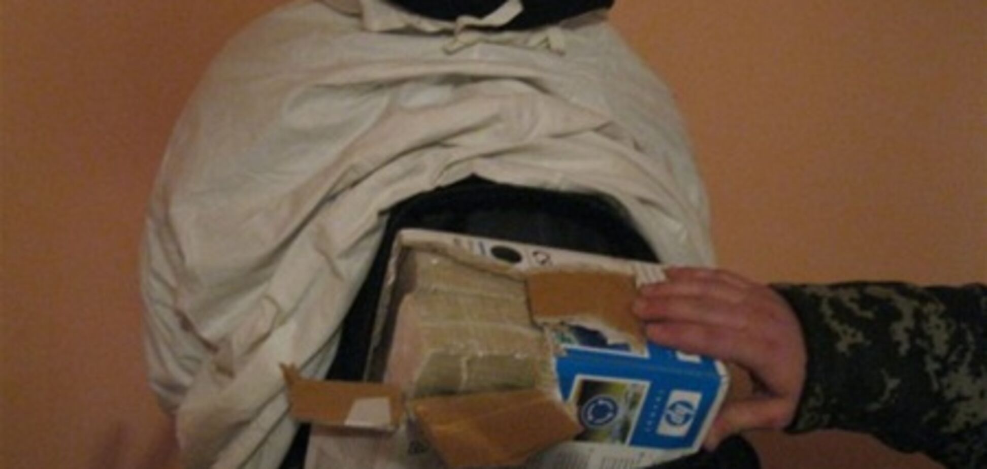 Пограничники задержали двух белорусов в масхалатах с $2,4 млн под ними