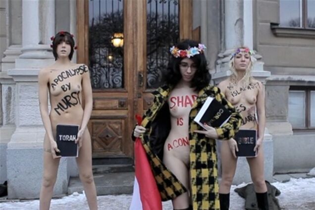 Египтянка показала FEMEN, как нужно раздеваться. Фото. Видео- Война в  Египте | Обозреватель | OBOZ.UA