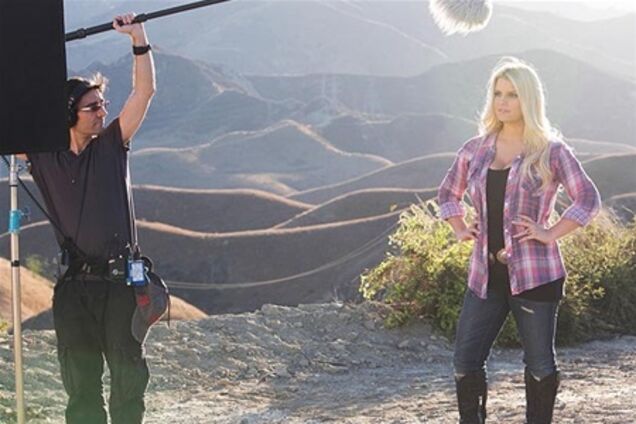 Симпсон больше не стесняется своего тела. Фото