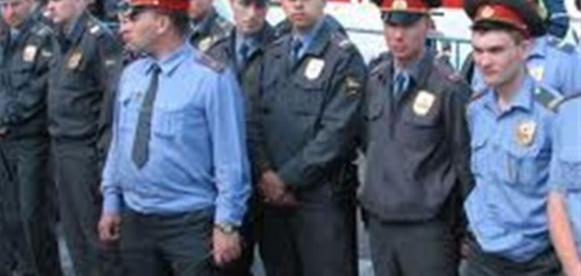 Азаров поздравил милиционеров с профессиональным праздником