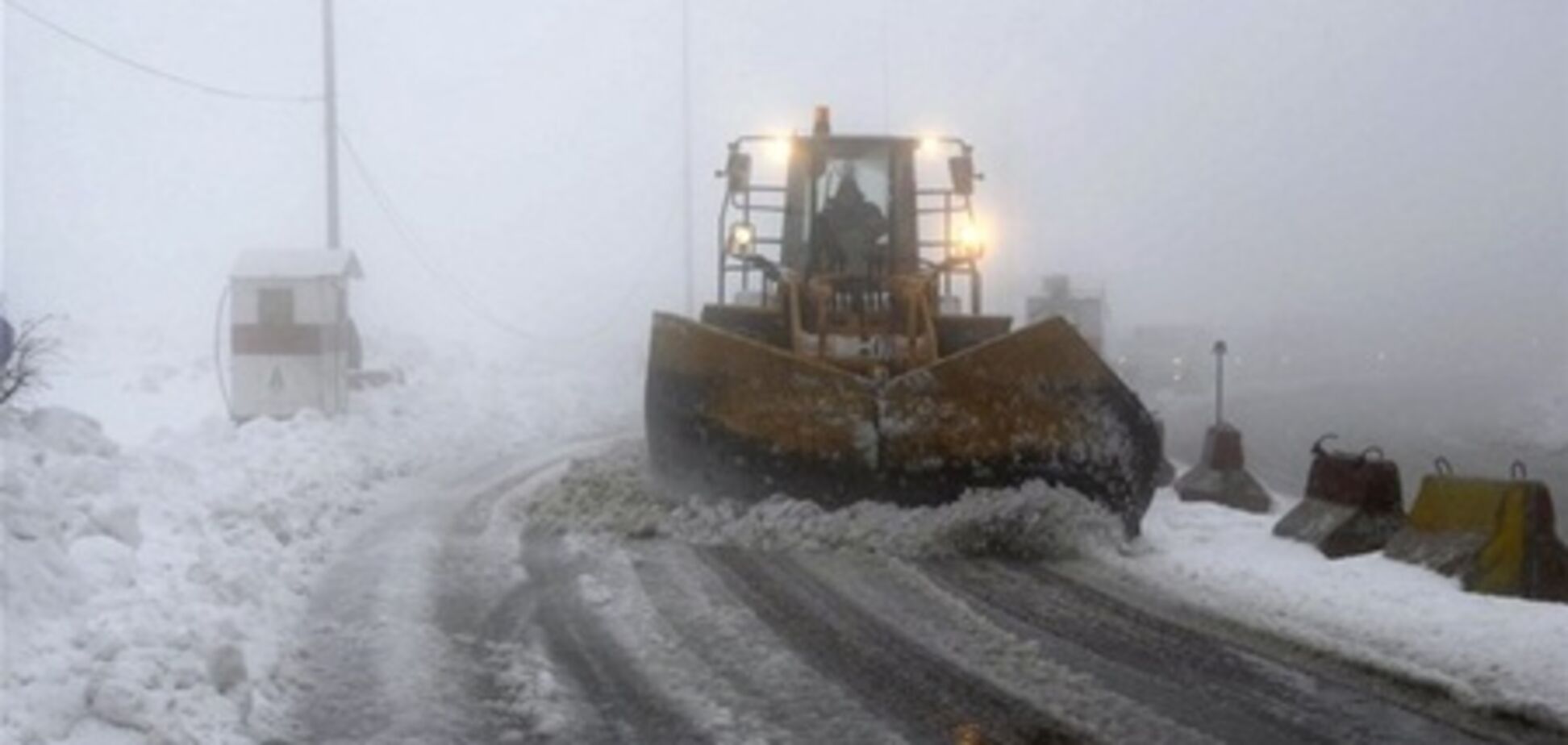 МЧС расчищает дороги регионального значения в четырех областях