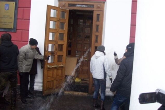 'Свобода' утверждает, что газовую атаку устроила охрана мэрии