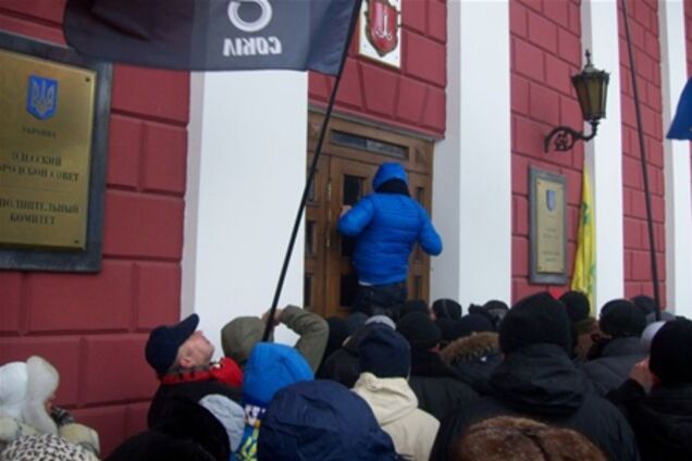 'Свобода' штурмует мэрию Одессы: в ход пошел газ