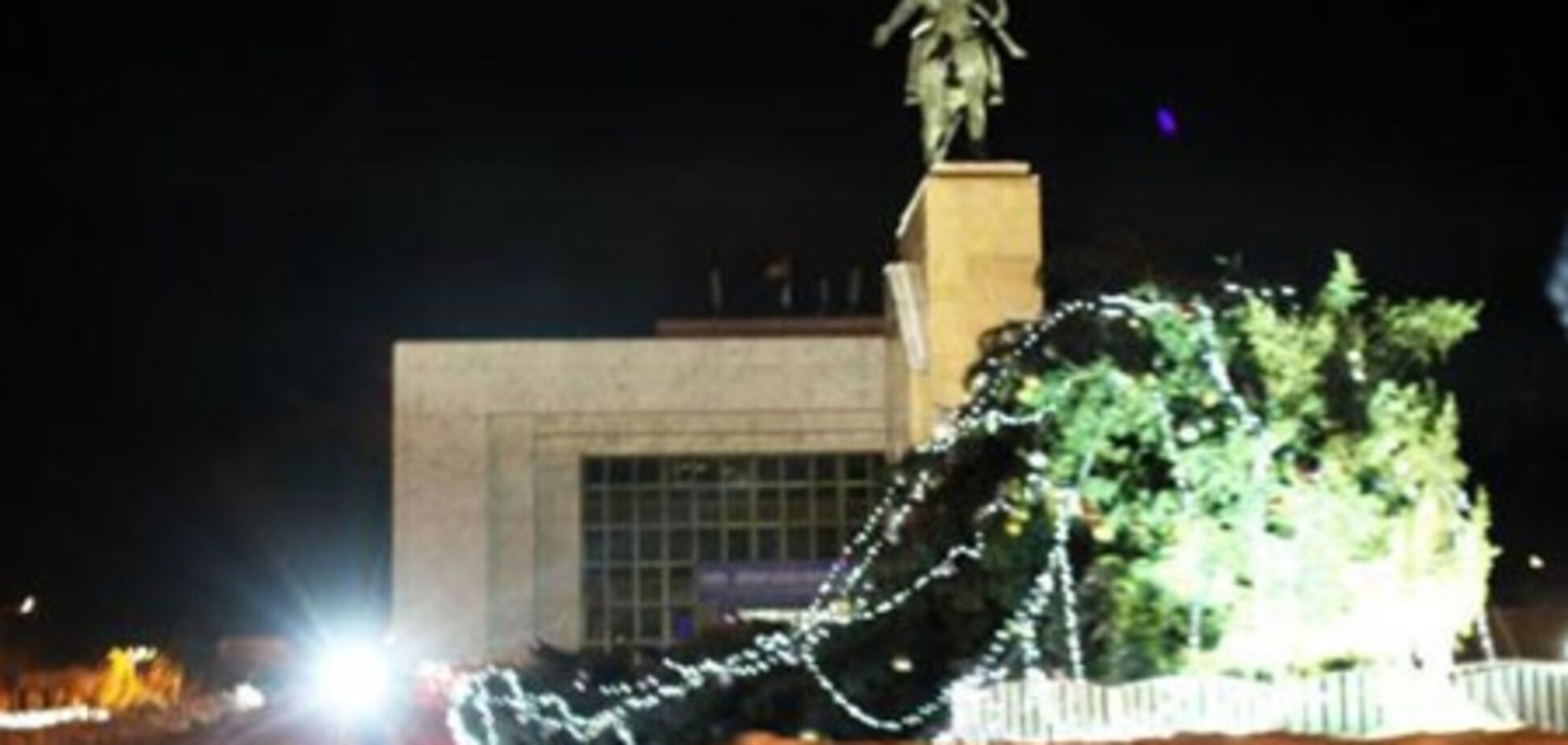 В Киргизии упала главная елка страны