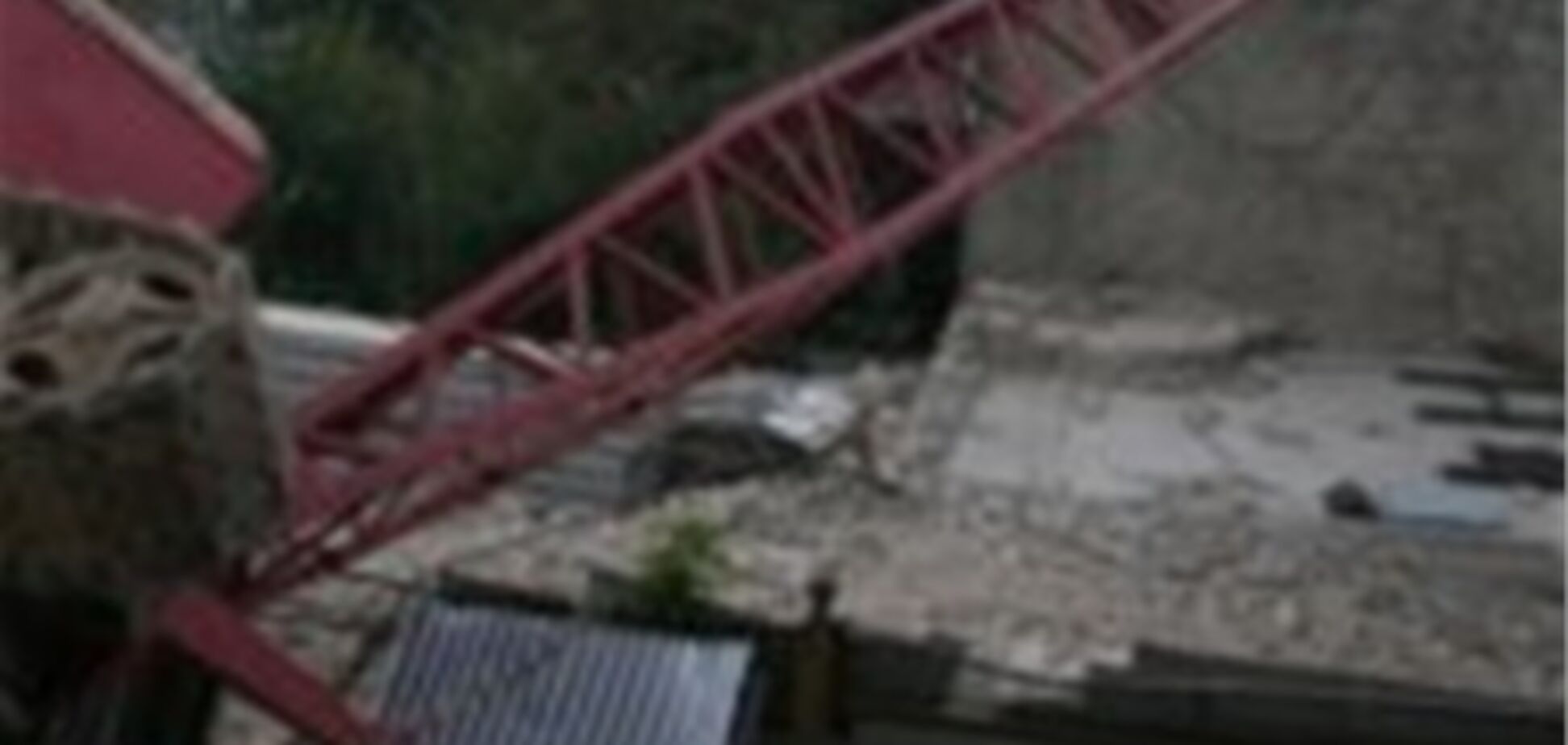 В Киеве на Почтовой площади рухнул кран