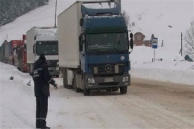 На Полтавщине спасатели освободили из ледяного плена 58 грузовиков