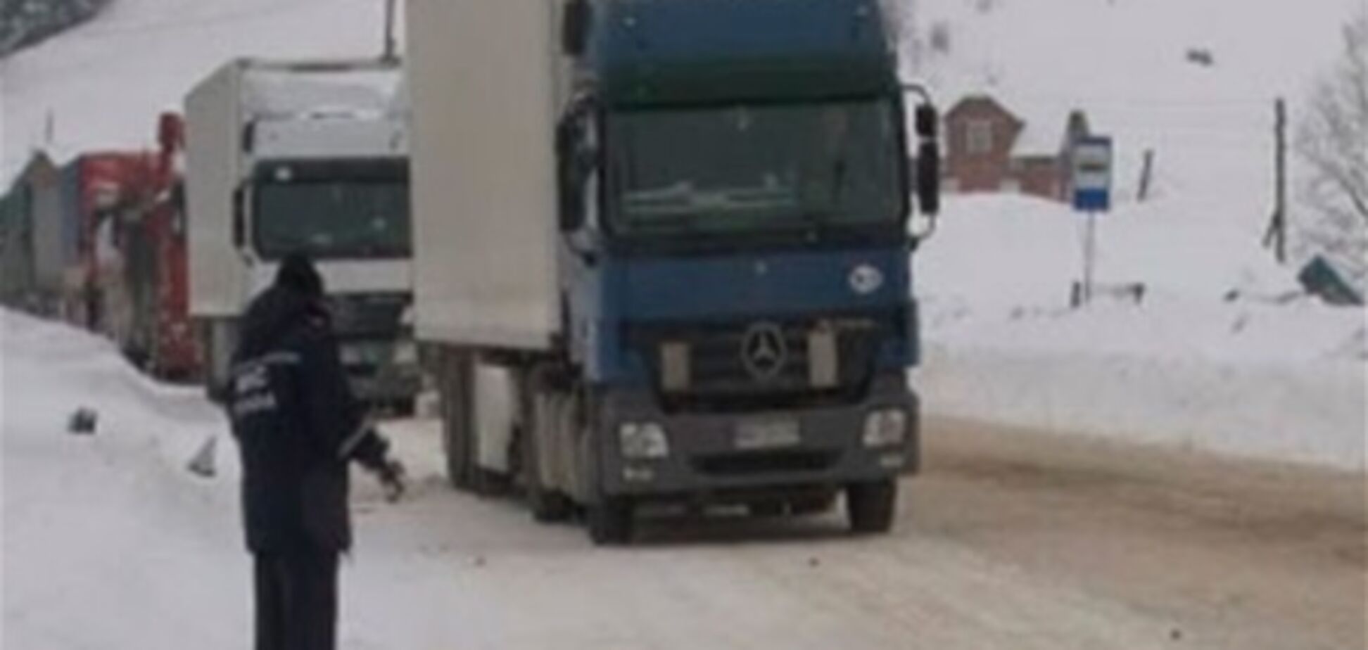 На Полтавщині рятувальники звільнили з крижаного полону 58 вантажівок