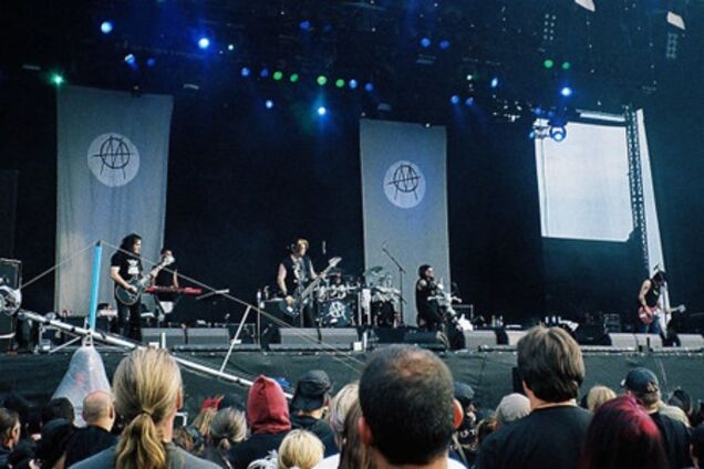 Екс-гітарист групи Ministry помер під час концерту в США