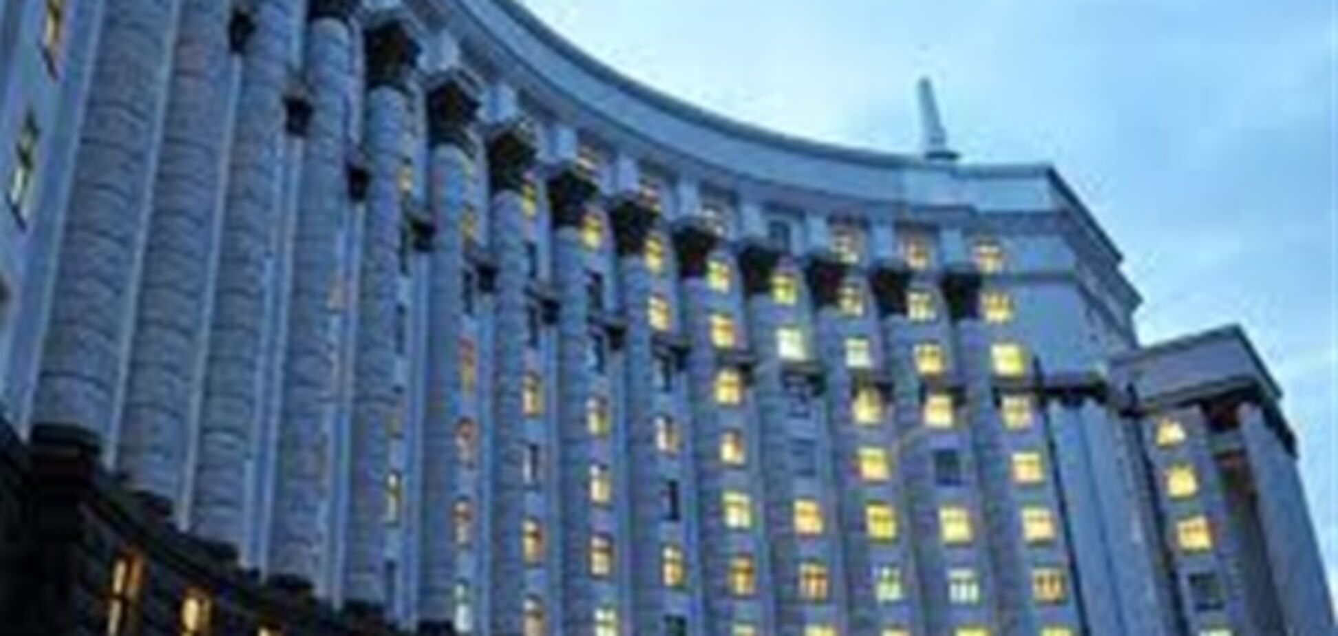 Азаров призвал министров быть 'более публичными'