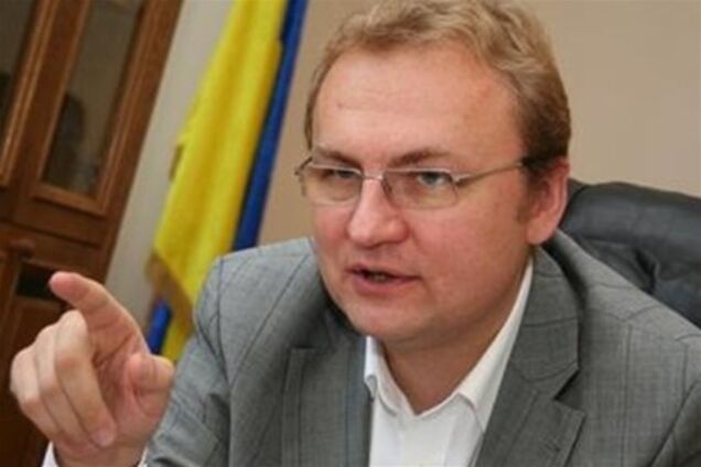 Мэр Львова обещает увольнять за курение в туалете