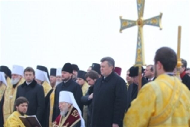 Янукович помолився за Україну