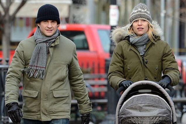 Клэр Дэйнс впервые вышла на прогулку с сыном. Фото