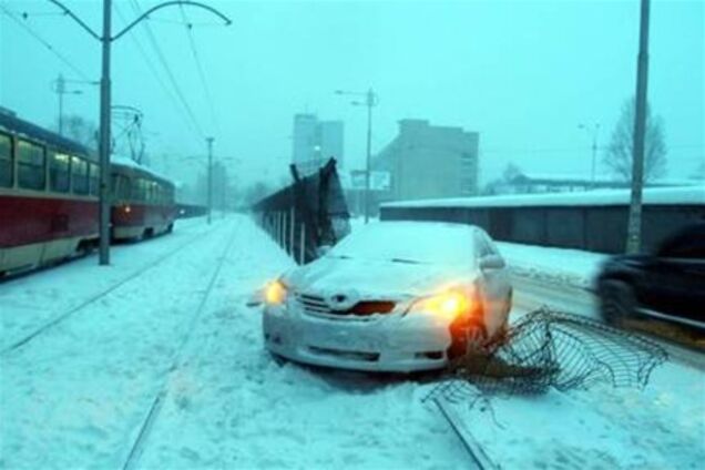 На Борщаговке иномарка сбила ограждение, не ходил скоростной трамвай