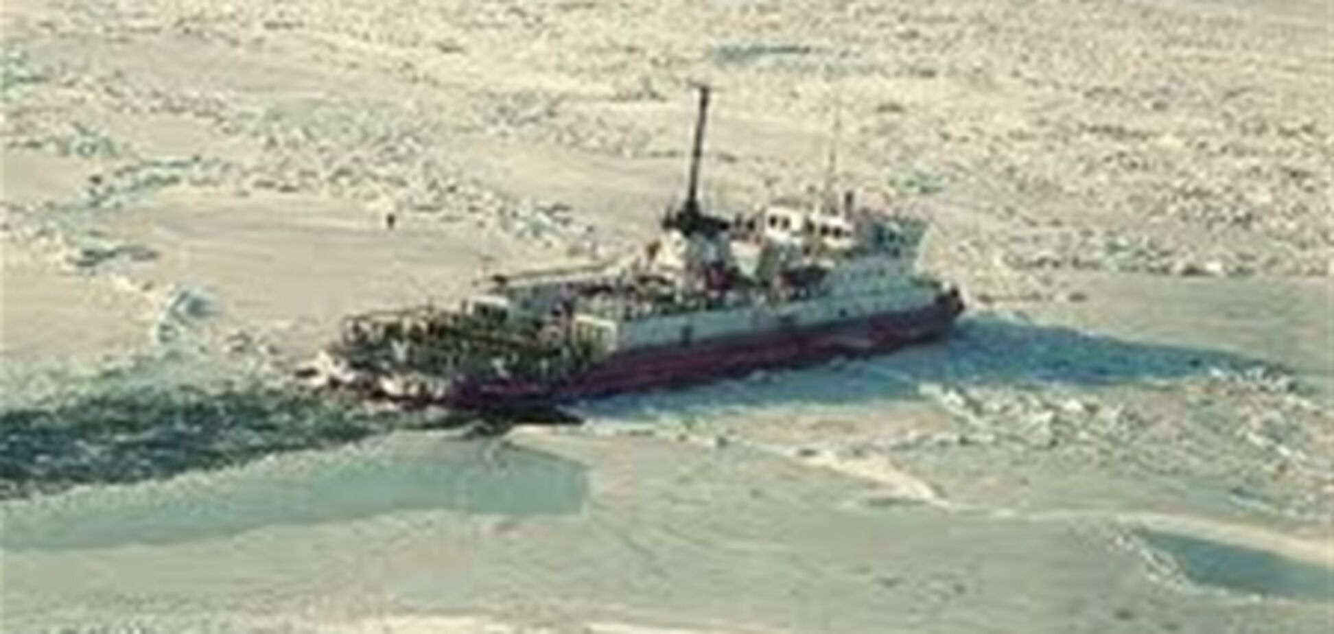 В Азовском море из ледового плена спасены 10 человек