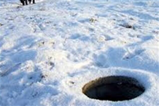В Тернополе ребенок провалился в скрытый под снегом люк