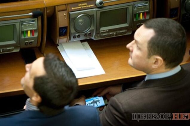 Регіонал Мальцев пригледів собі пістолет-кулемет. Фото