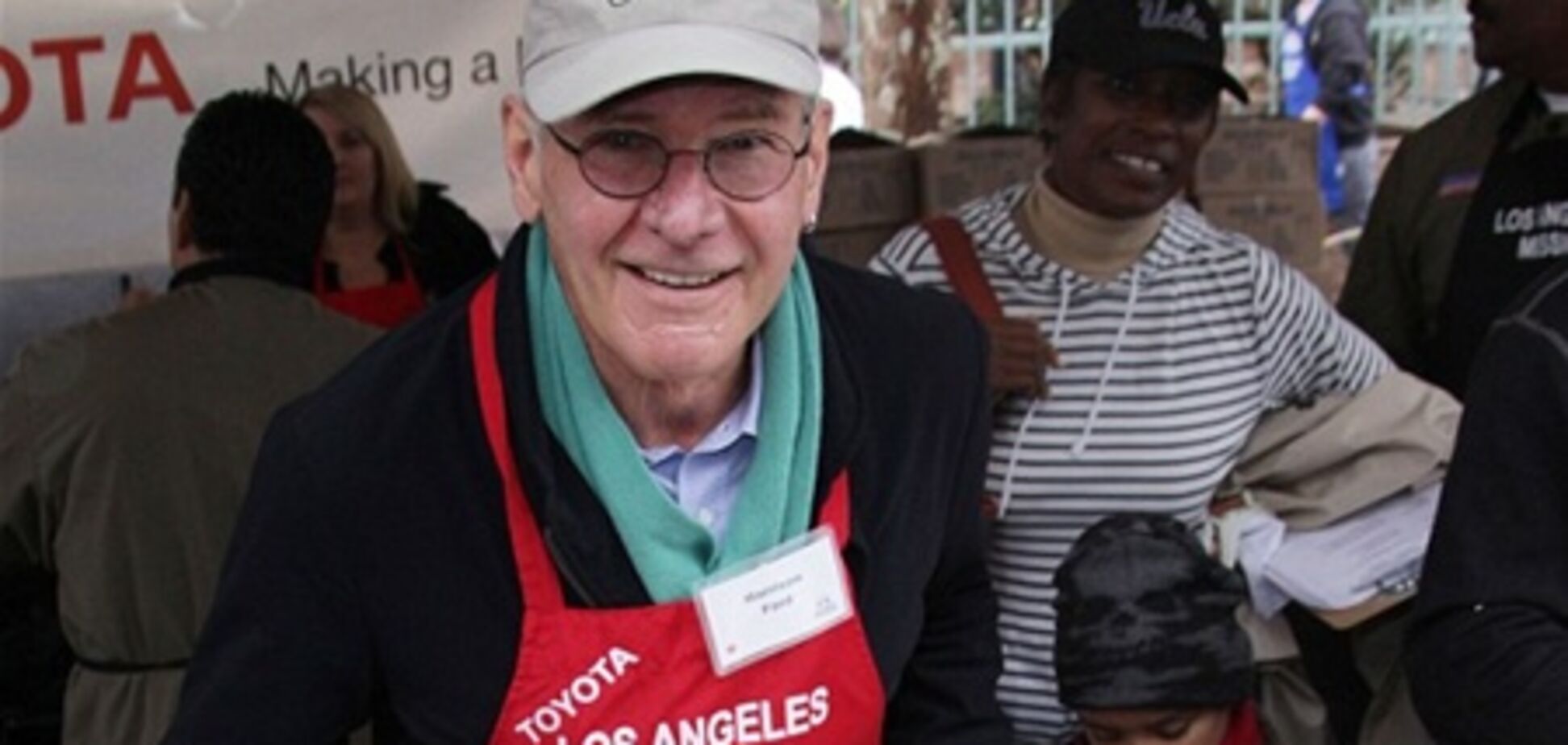 'Индиана Джонс' в канун Рождества помогал нуждающимся. Фото