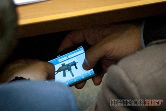 Депутат от ПР выбирал себе пулемет прямо в Раде. Фото
