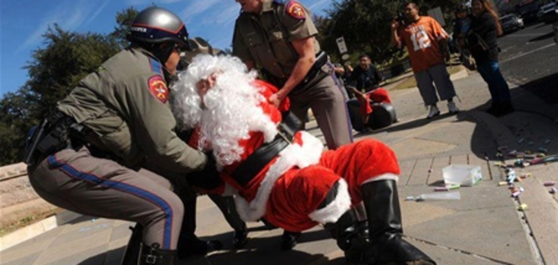 Санта-Клауса арестовали на глазах у туристов