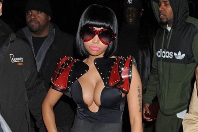 Ники Минаж 'выгуливает' свое экстремальное декольте. Фото
