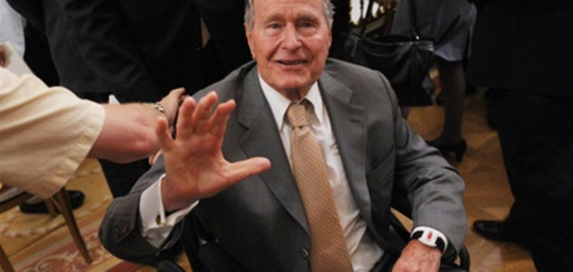 Буш-старший помещен в реанимацию