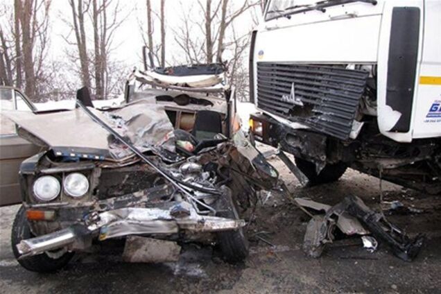 В Хмельницком 'ВАЗ' попал под грузовик: трое погибших