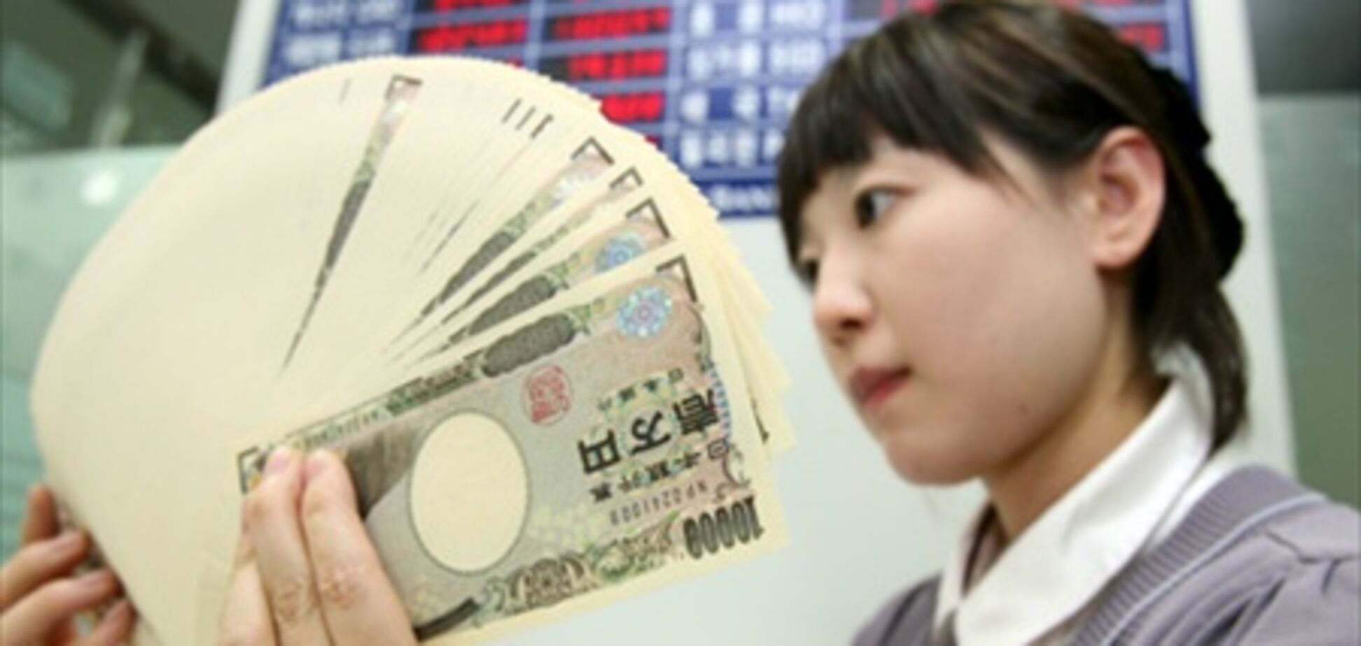 Иена снижается в ожидании данных об инфляции в Японии