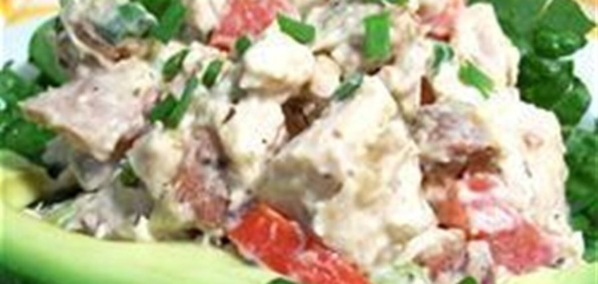 Куриный салат с беконом и помидорами