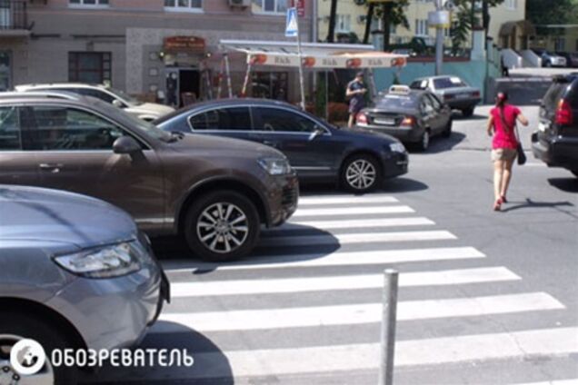 В Киеве на зебре сбили женщину с детьми