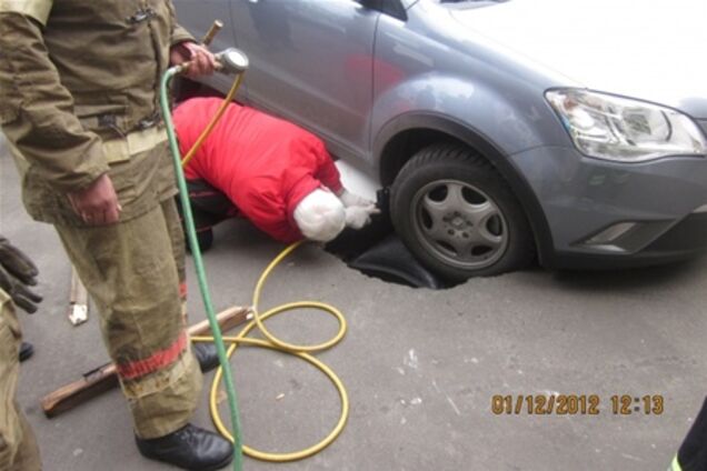 Возле столичной многоэтажки провалилась иномарка