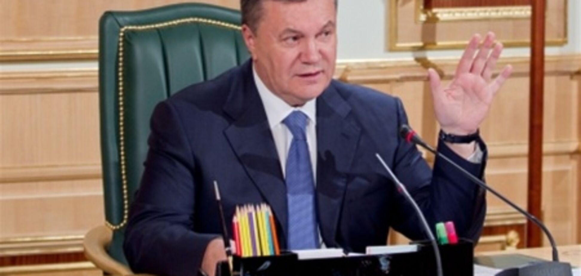 Янукович отправил в отставку Кабмин Азарова
