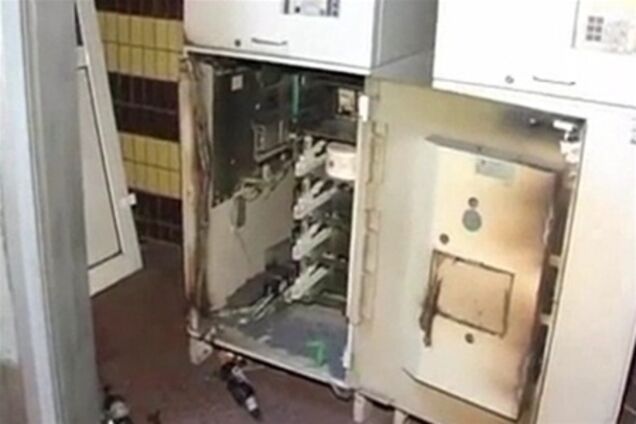 В Киеве ночью ограбили банкомат. Видео