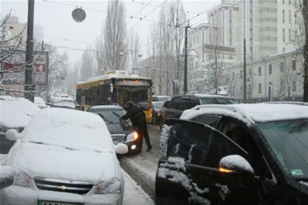 Киев из-за снега стоит в заторах