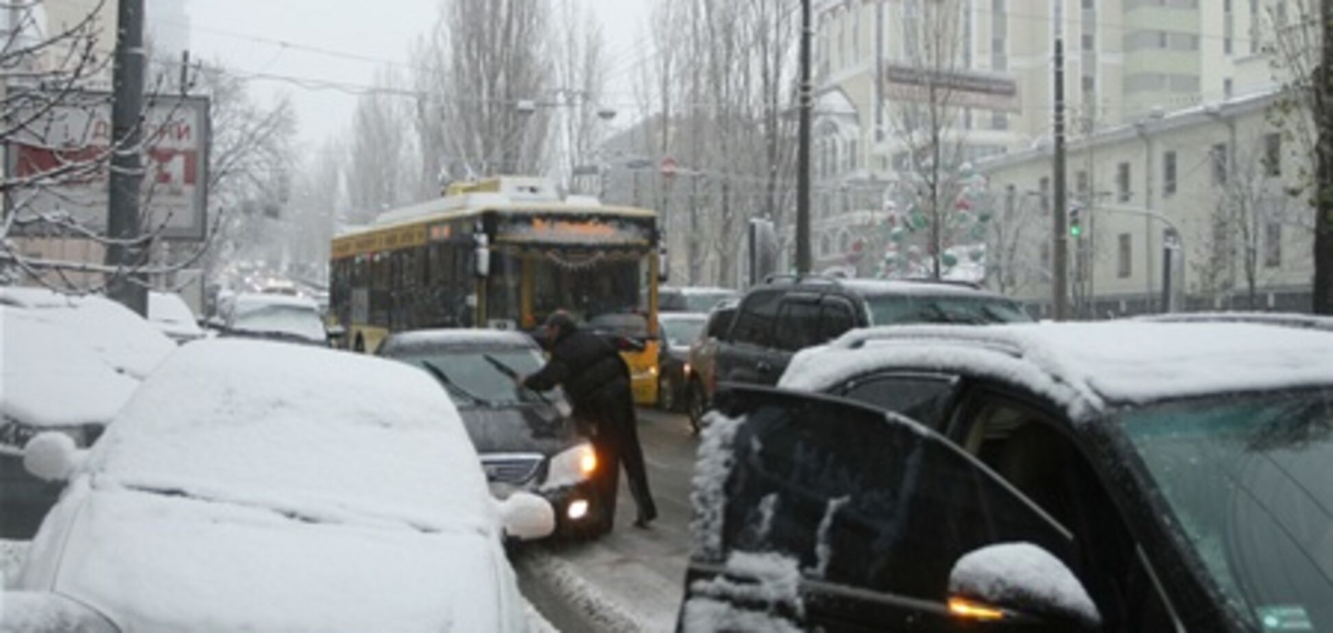 Киев из-за снега стоит в заторах