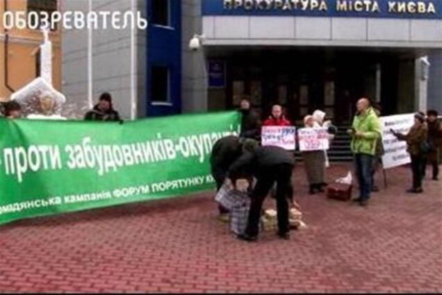 Возле столичной прокуратуры избили активистку