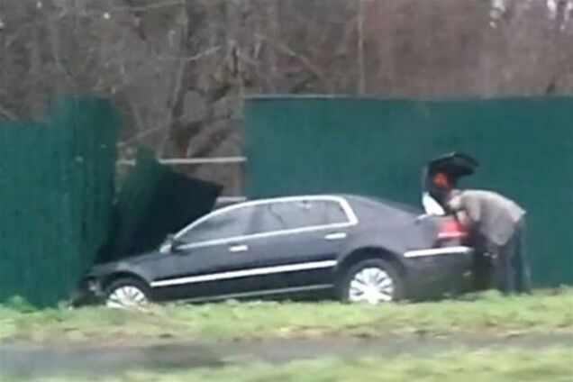 Как 'Фольксваген' Кинаха воткнулся в забор. Фото, Видео