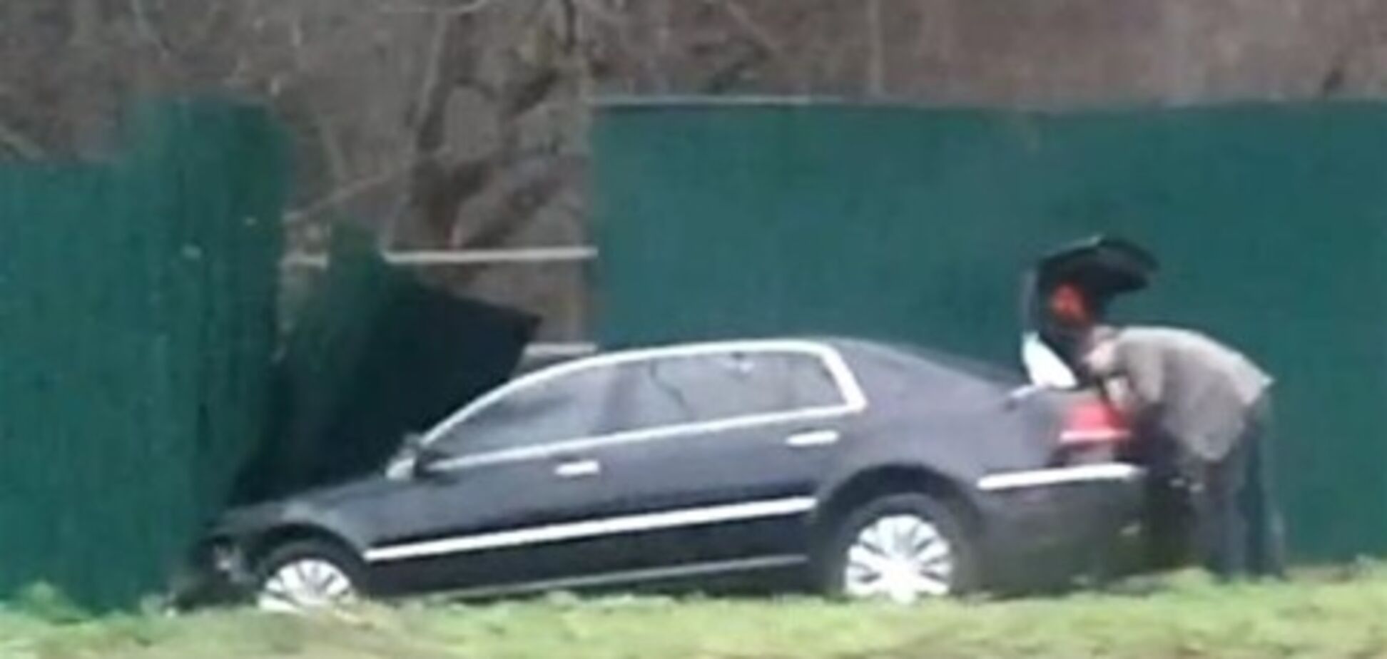 Как 'Фольксваген' Кинаха воткнулся в забор. Фото, Видео