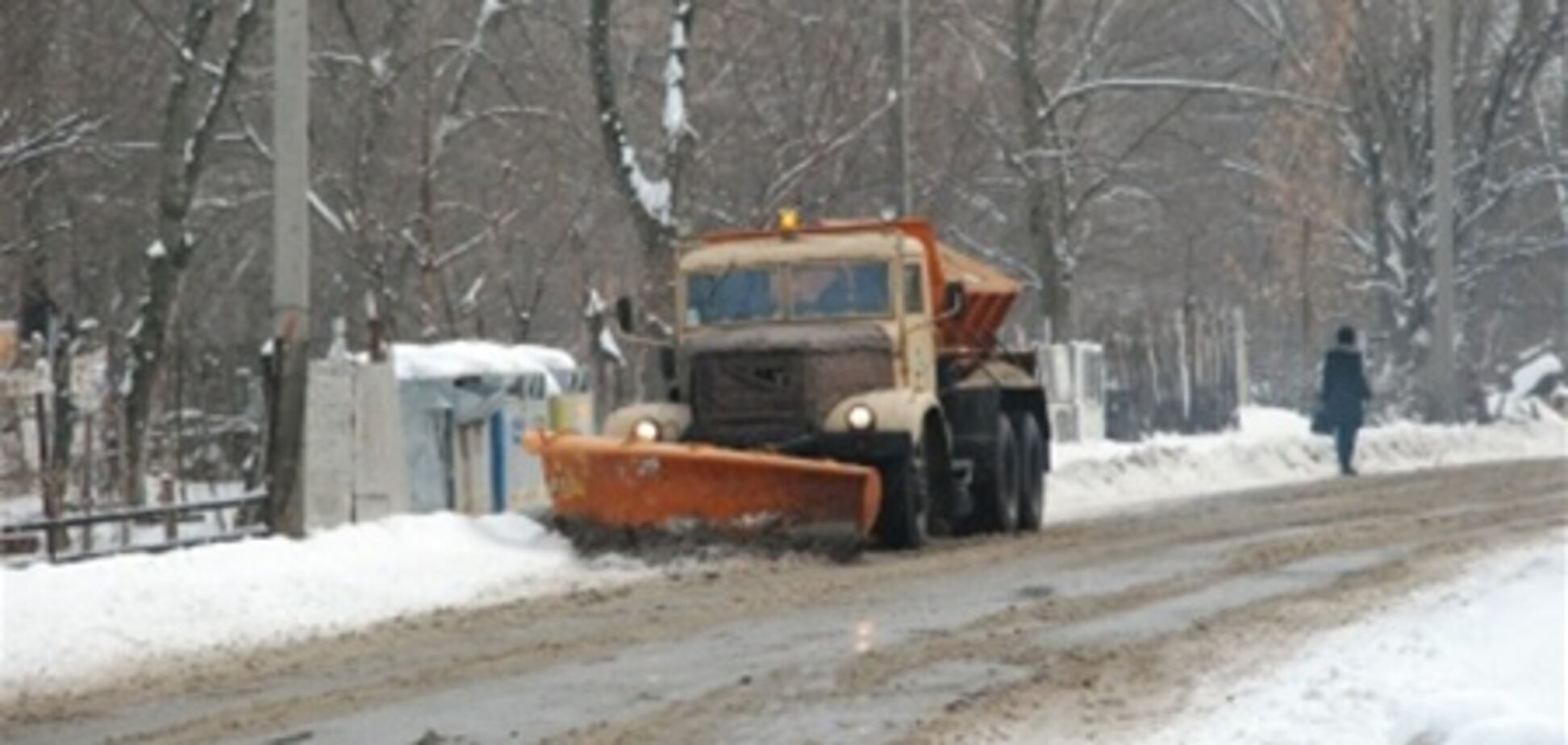 2 тыс. людей и 1,4 тыс. машин расчищали ночью дороги госзначения в Украине