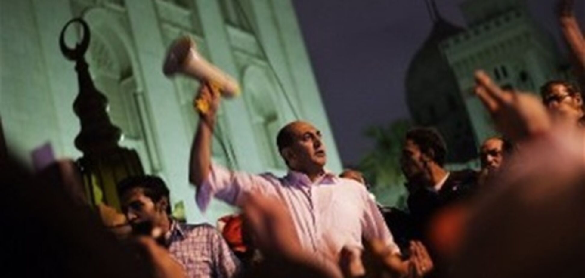 Полиция говорит, что Мурси покинул резиденцию вовсе не из-за протестующих