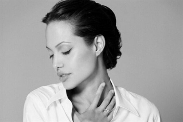 Анджелина Джоли: белая рубаха и джинсы. Что еще нужно? 