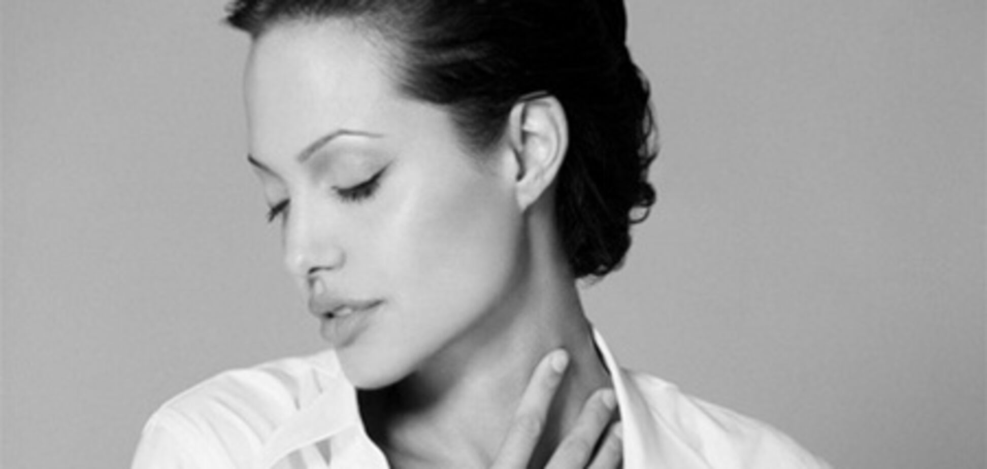 Анджелина Джоли: белая рубаха и джинсы. Что еще нужно?