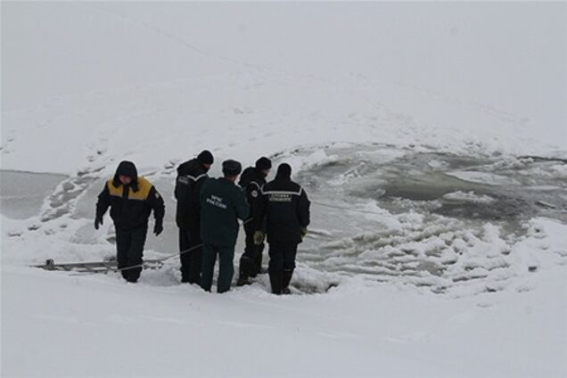 Суровый Челябинск: маршрутка провалилась под лед - все живы