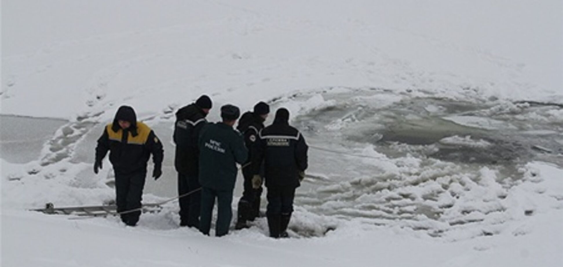 Суровый Челябинск: маршрутка провалилась под лед - все живы