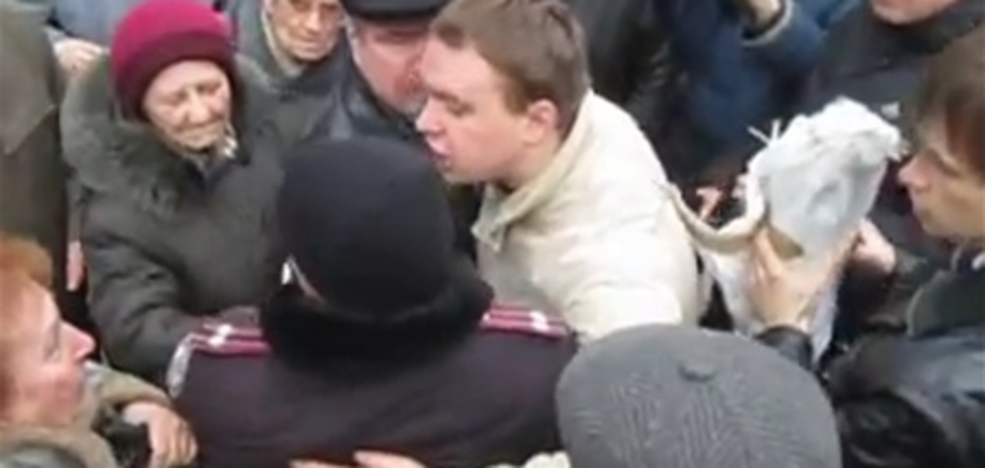 Киевляне требовали у прокуратуры спасти замок князя Владимира. Видео