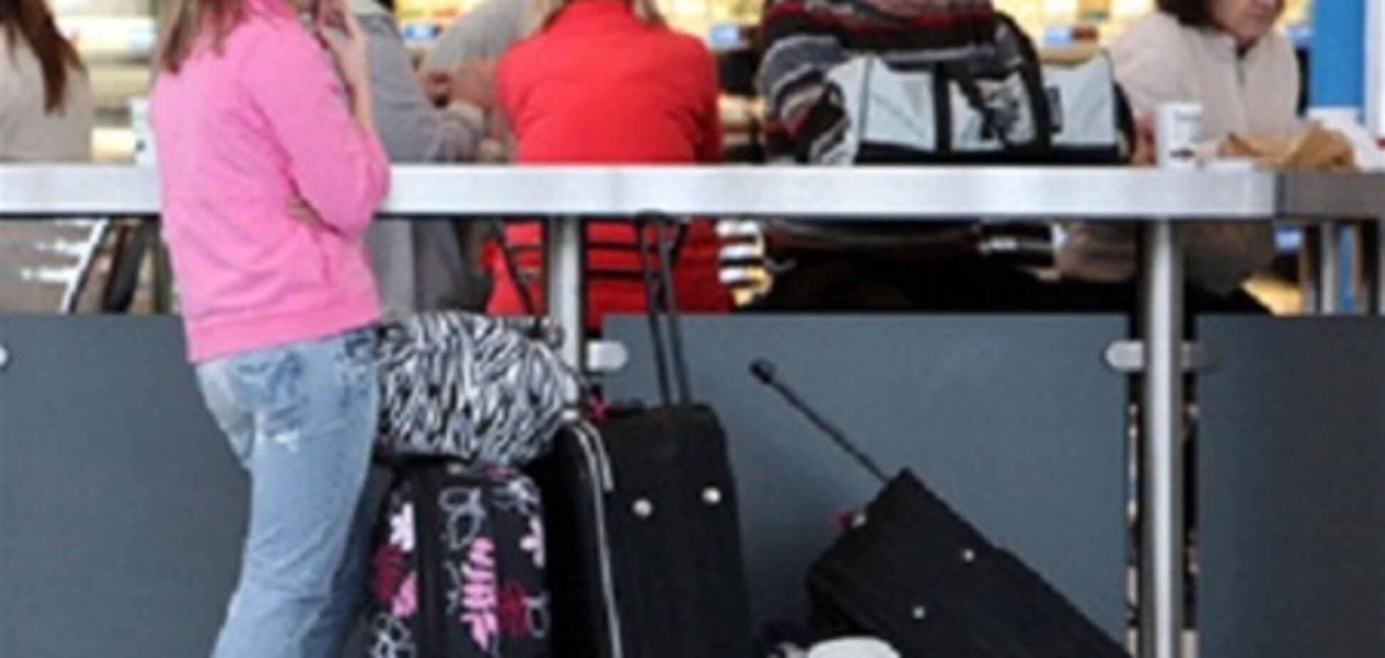 Сотрудники парижского аэропорта воровали багаж у пассажиров