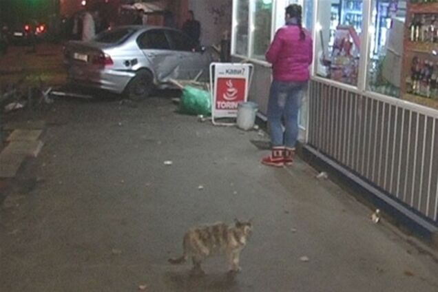 В Киеве 'Ланос' отправил  'БМВ' в киоск 'Продукты'. Фото